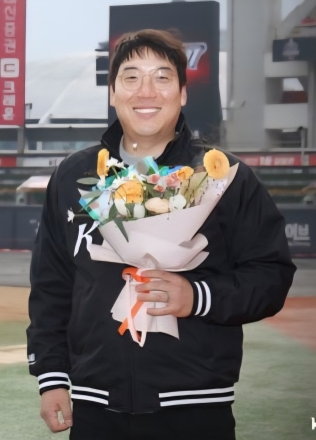 KS MVP’ 김현수, kt wiz와 3년 50억 계약…잠실 떠나 수원으로