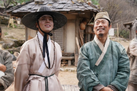 베일 벗은 '왕과 사는 남자', 시대를 관통하는 뜨거운 우정과 파격적 서사