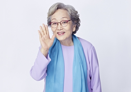두산베어스, 8일 SSG전 승리기원 시구 진행  -     배우 김영옥