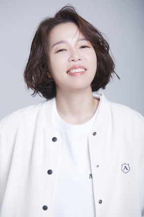 두산베어스, 16일 롯데전 승리기원 시구 진행  -     배우 정이랑